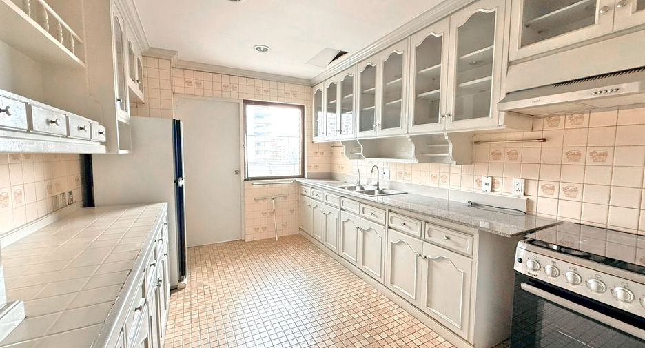 Condo en alquiler de 3 habitaciones en Khlong Toei, Bangkok