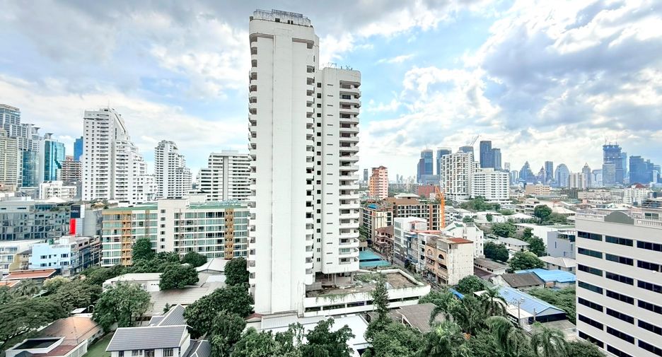 Condo en alquiler de 3 habitaciones en Khlong Toei, Bangkok