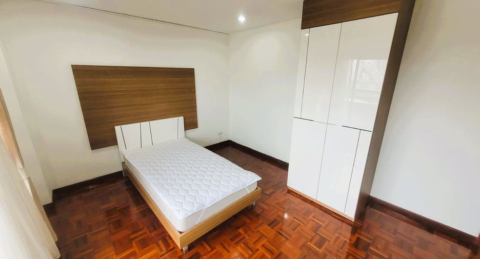 For rent 3 bedrooms condo in Watthana, Bangkok