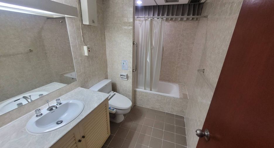 For rent 3 bedrooms condo in Watthana, Bangkok