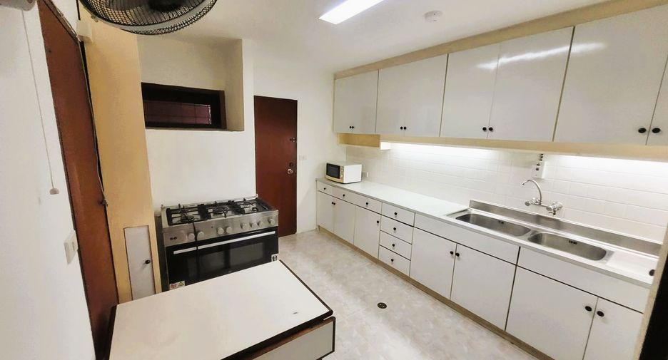 For rent 3 bedrooms condo in Watthana, Bangkok