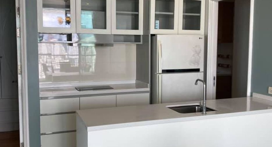 For rent 3 bedrooms condo in Khlong Toei, Bangkok