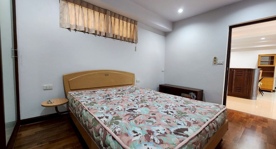 À louer et à vendre 3 chambres condo à Watthana, Bangkok