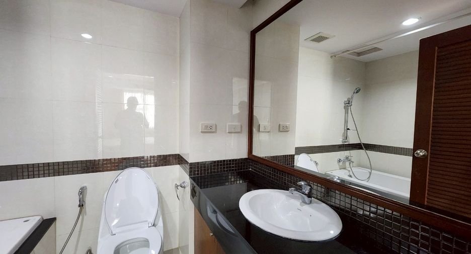 À louer et à vendre 3 chambres condo à Watthana, Bangkok