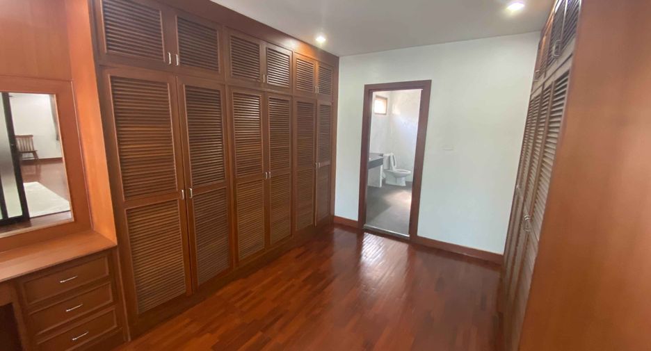 Casa en alquiler de 4 habitaciones en Watthana, Bangkok