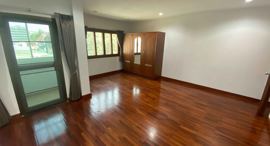 Casa en alquiler de 4 habitaciones en Watthana, Bangkok