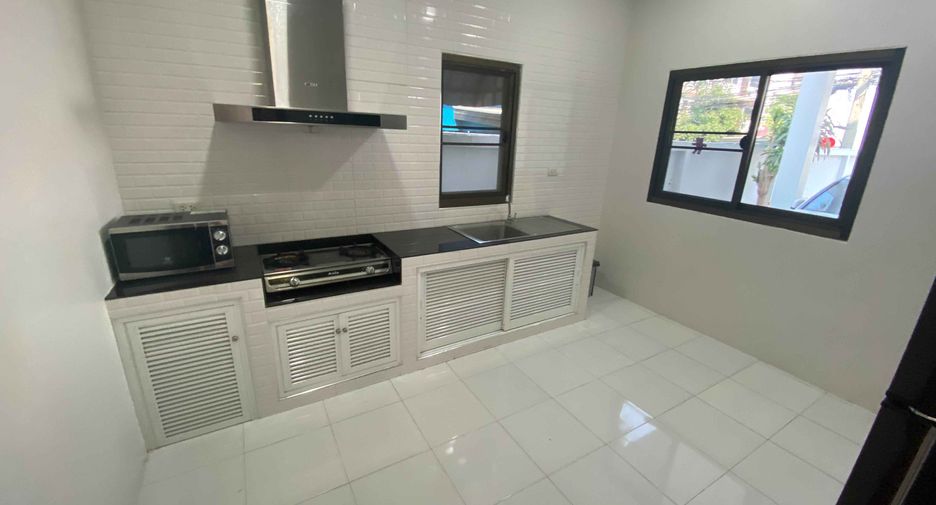 Casa en alquiler de 4 habitaciones en Watthana, Bangkok