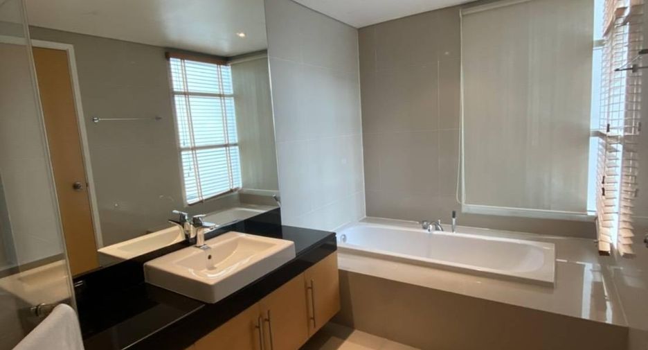 For rent 3 bedrooms condo in Khlong Toei, Bangkok