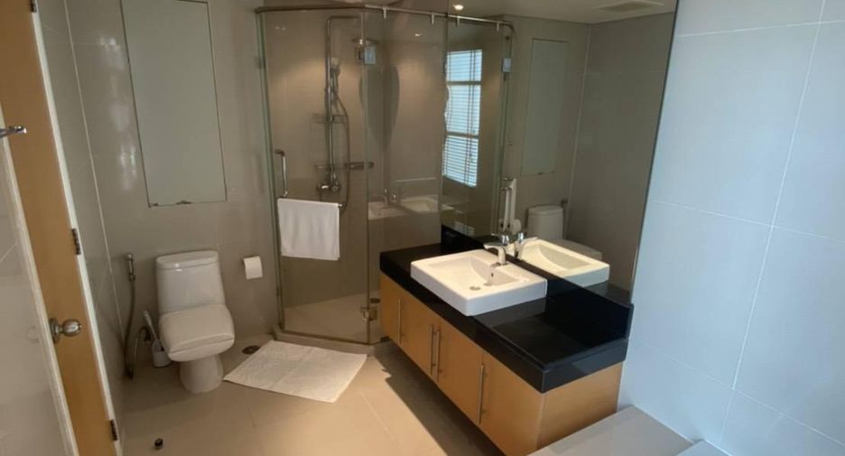For rent 3 bedrooms condo in Khlong Toei, Bangkok