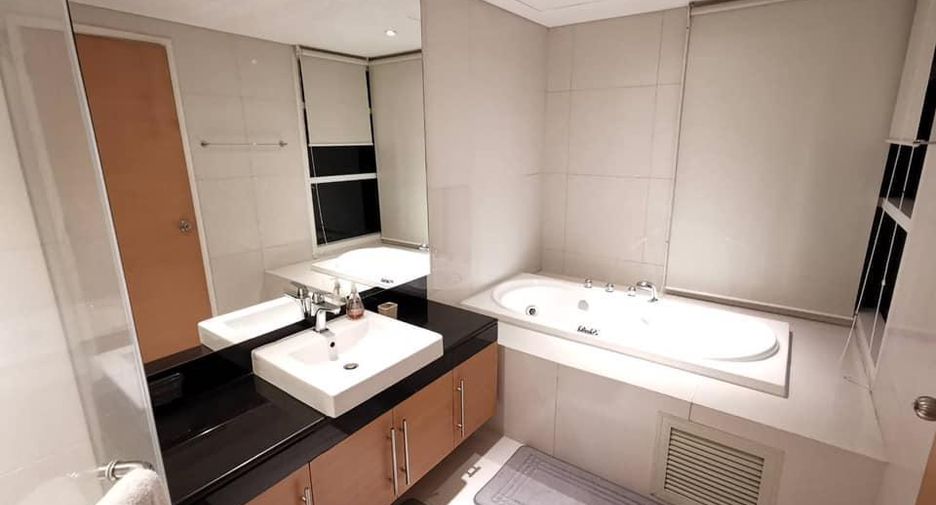 For rent 3 bedrooms condo in Khlong Toei, Bangkok