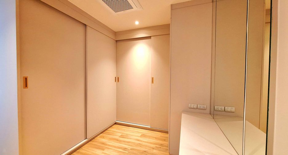 For rent 3 bedrooms condo in Mueang Samut Prakan, Samut Prakan