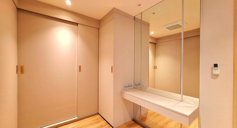 For rent 3 bedrooms condo in Mueang Samut Prakan, Samut Prakan
