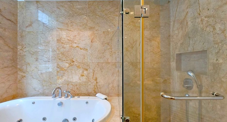 For rent and for sale 2 bedrooms condo in Pathum Wan, Bangkok