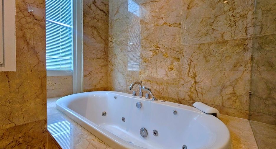 For rent and for sale 2 bedrooms condo in Pathum Wan, Bangkok