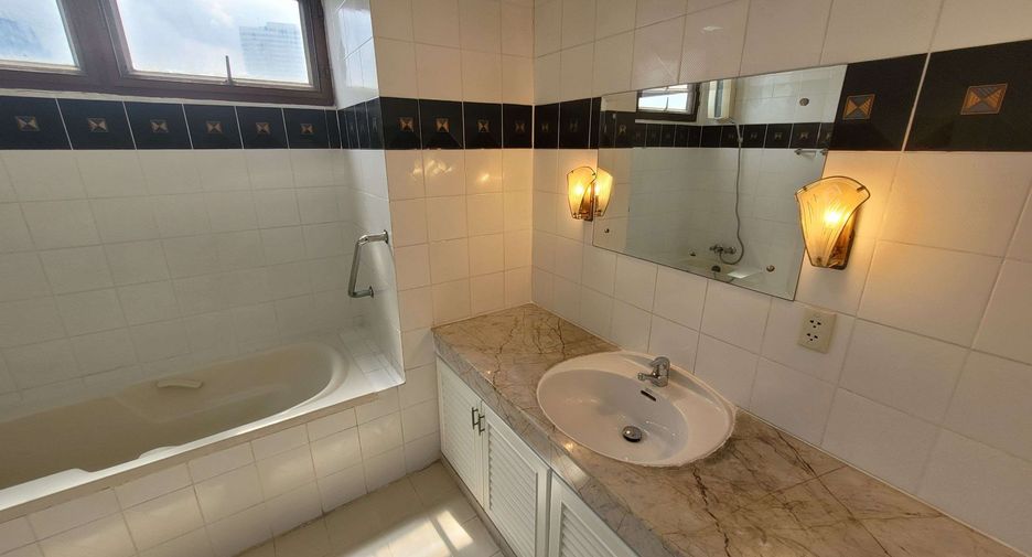 For rent 2 bedrooms condo in Watthana, Bangkok