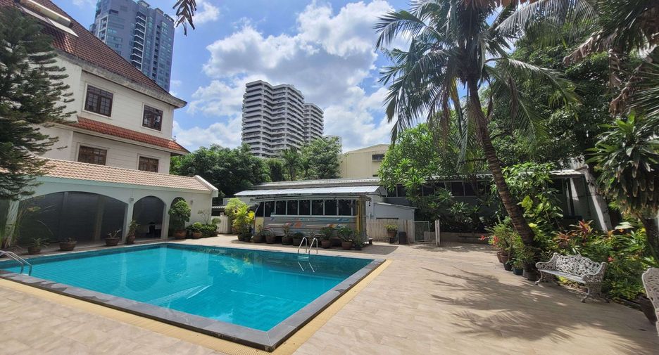 For rent 3 bedrooms condo in Watthana, Bangkok
