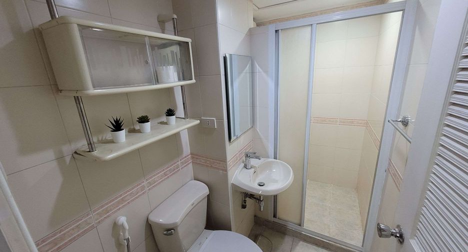 For rent 3 bedrooms condo in Watthana, Bangkok