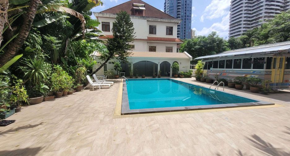 For rent 3 bedrooms condo in Watthana, Bangkok