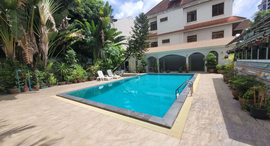For rent 3 bedrooms condo in Watthana, Bangkok