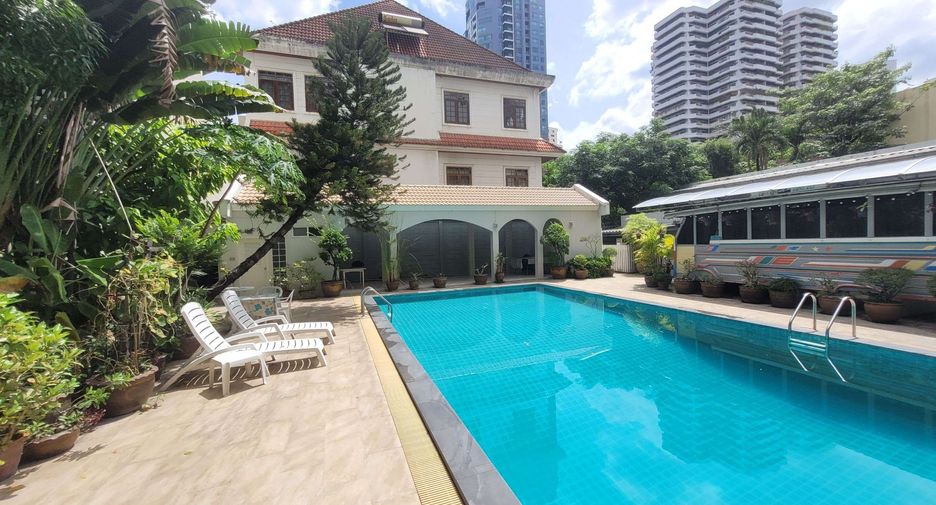For rent 3 bedrooms condo in Watthana, Bangkok