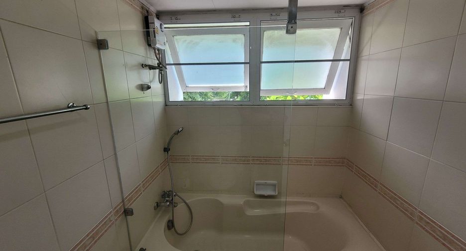 For rent 3 bedrooms condo in Watthana, Bangkok