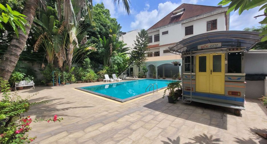 For rent 3 bedrooms condo in Watthana, Bangkok