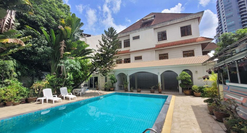 For rent 3 bedrooms condo in Watthana, Bangkok