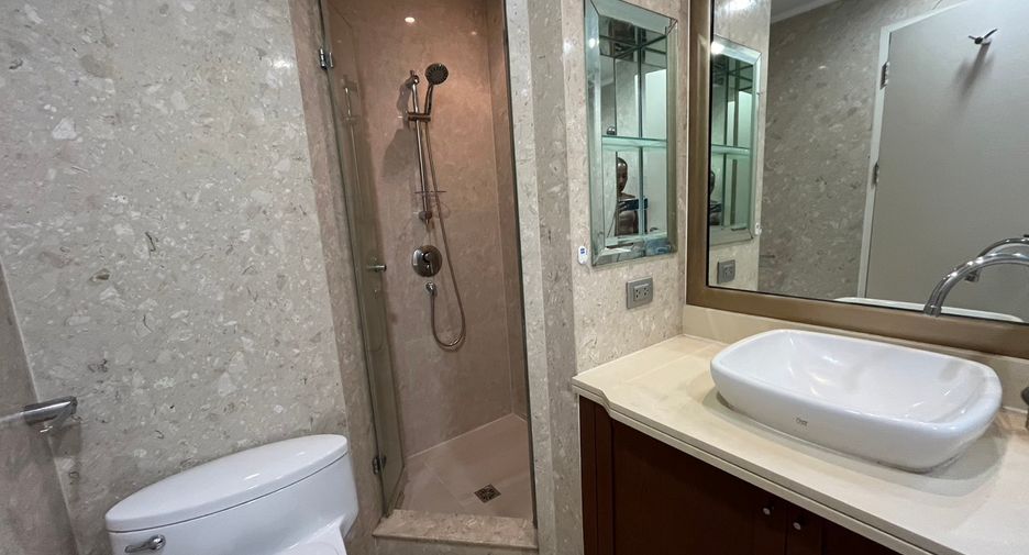 For rent 2 bedrooms condo in Pathum Wan, Bangkok