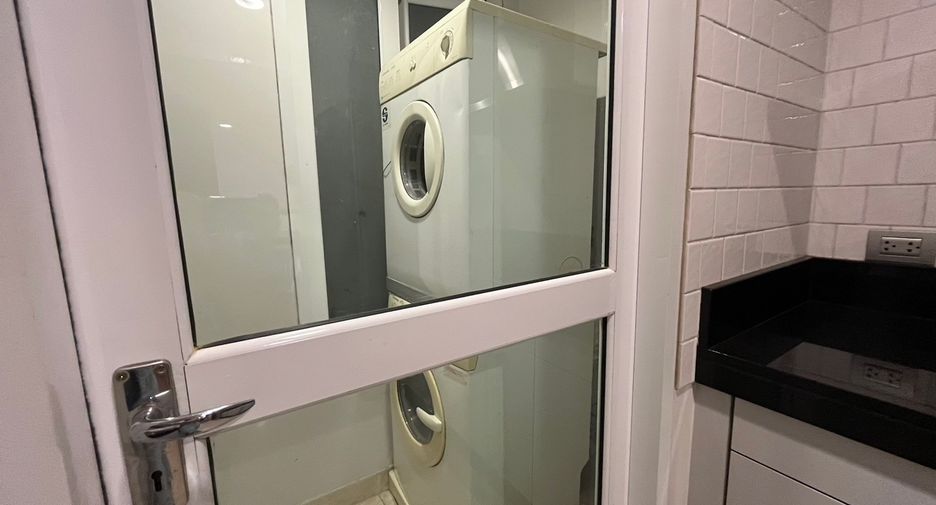 For rent 2 bedrooms condo in Pathum Wan, Bangkok