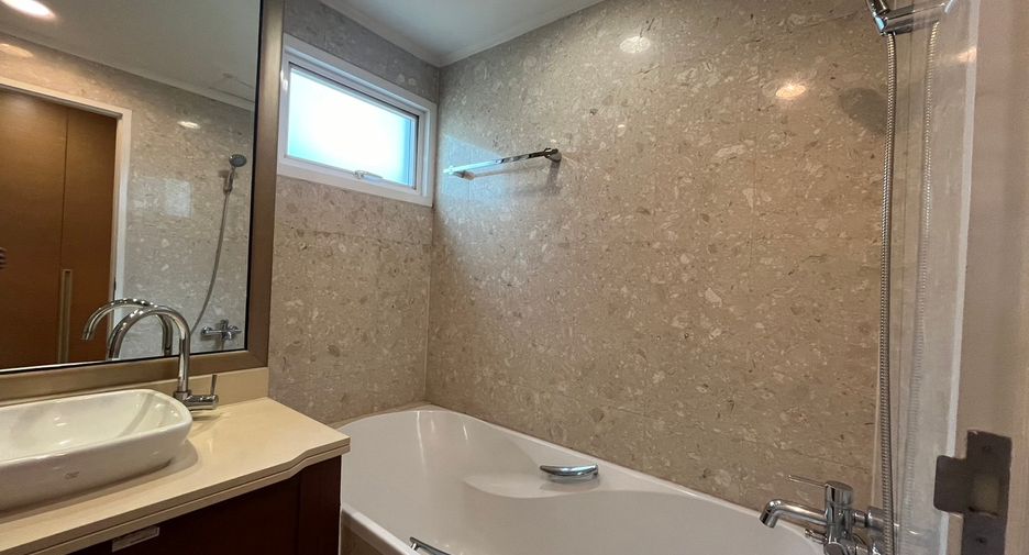 Wohnung zur Miete mit 2 Zimmer in Pathum Wan, Bangkok