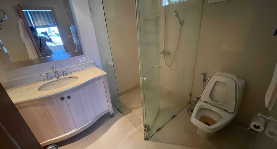 For rent 2 bedrooms condo in Sathon, Bangkok