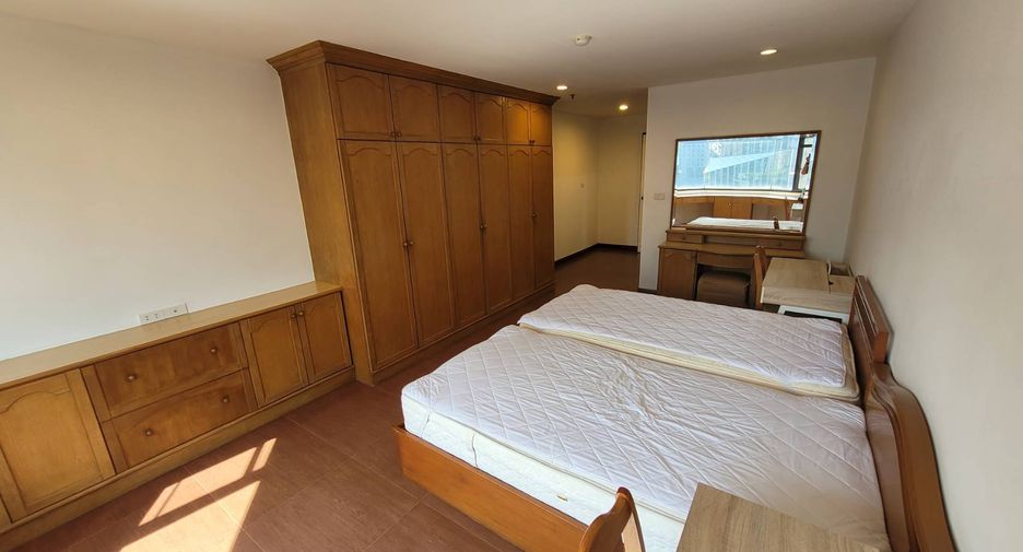 For rent 2 bedrooms condo in Khlong Toei, Bangkok