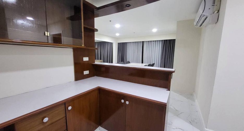 For rent 4 bedrooms condo in Watthana, Bangkok