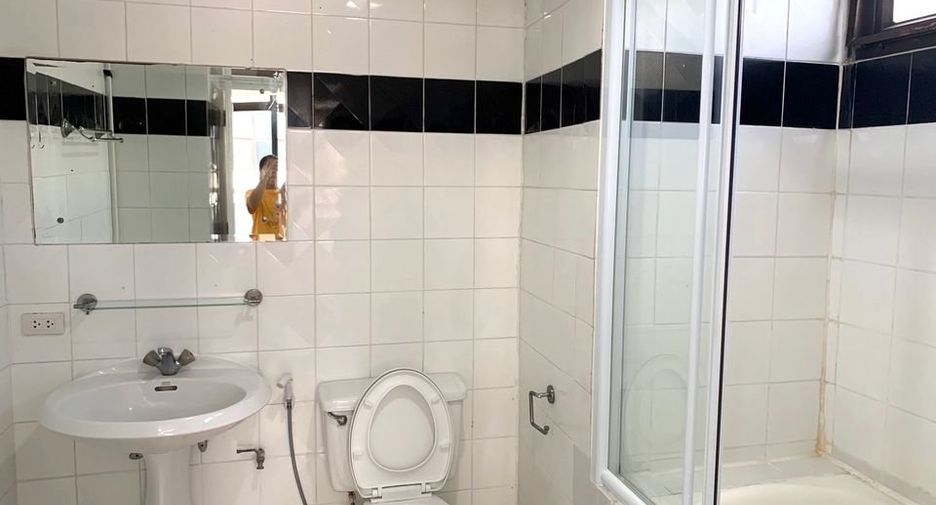 For rent 3 bedrooms condo in Watthana, Bangkok