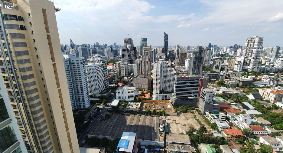 For rent 2 bedrooms condo in Khlong Toei, Bangkok
