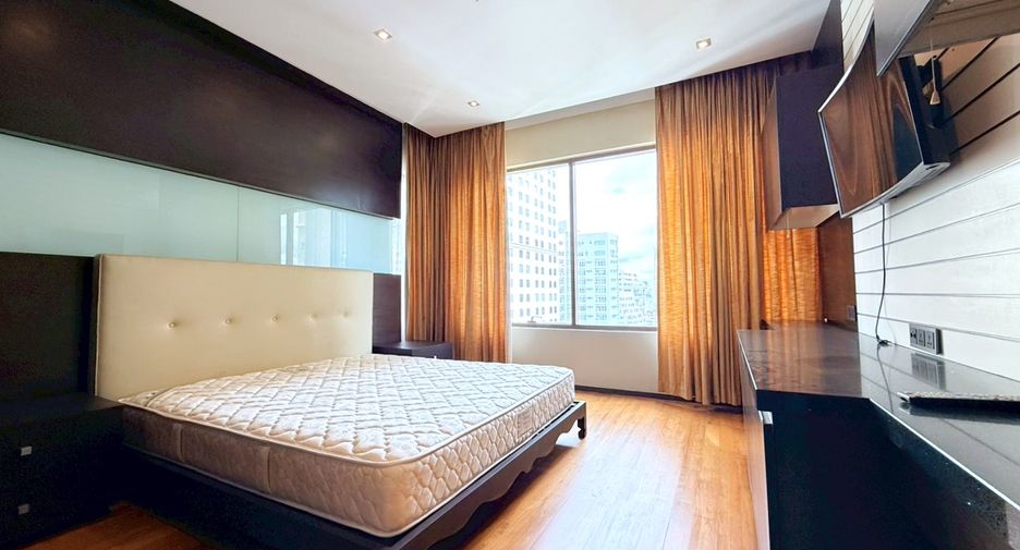 For rent 3 bedrooms condo in Khlong Toei, Bangkok