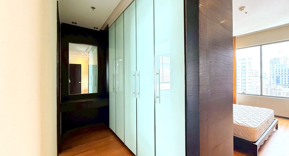 For rent 3 bedrooms condo in Khlong Toei, Bangkok