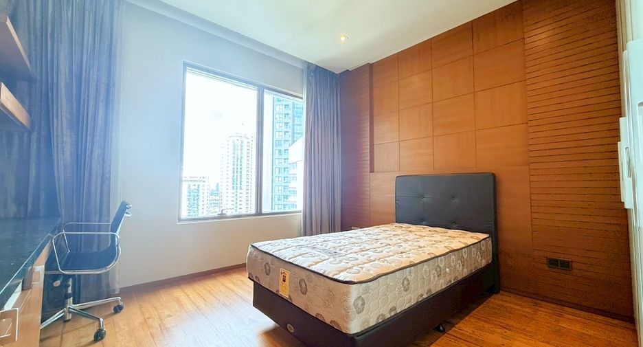 For rent 3 bedrooms condo in Khlong Toei, Bangkok