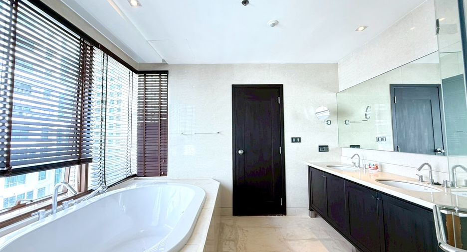 For rent 3 bedrooms condo in Khlong Toei, Bangkok