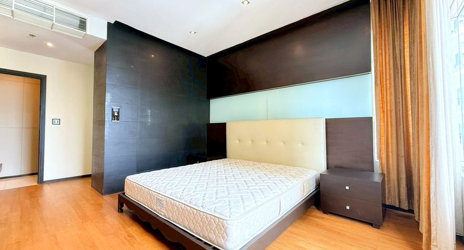 For rent 3 bedrooms condo in Khlong Toei, Bangkok