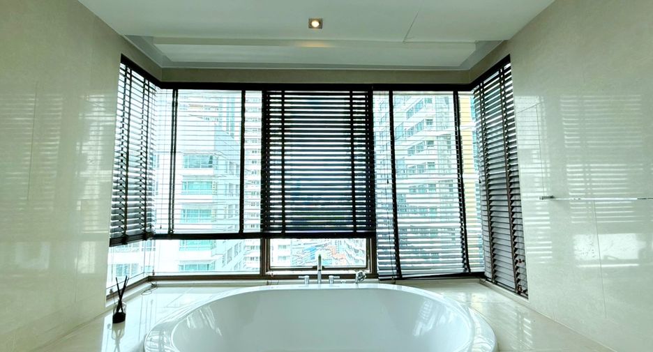 For rent 3 bedrooms condo in Khlong Toei, Bangkok