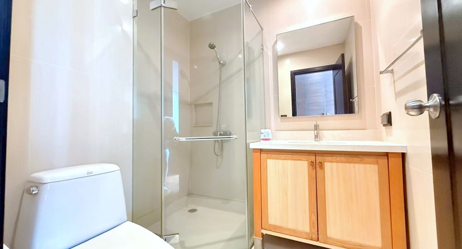 For rent 3 bedrooms condo in Khlong Toei, Bangkok