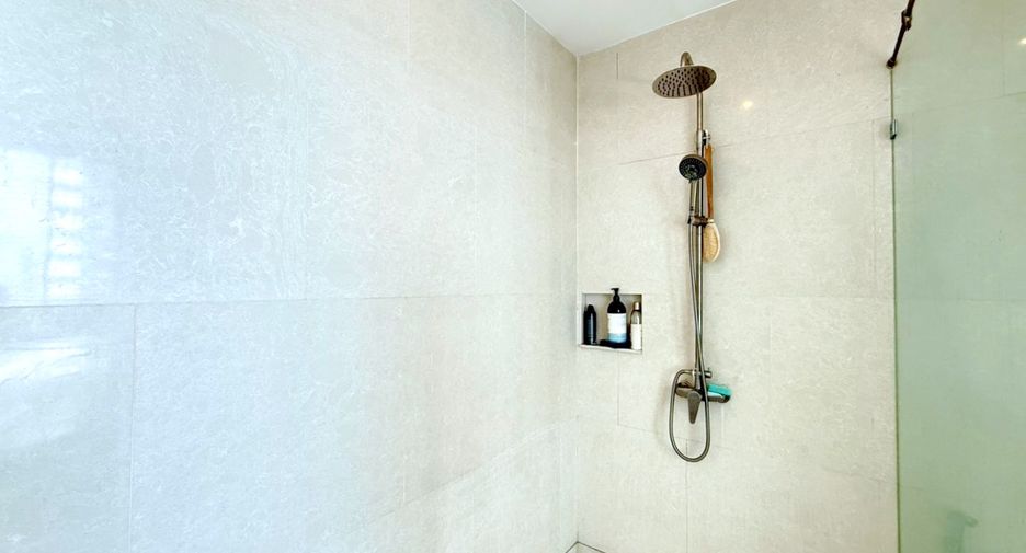 For rent 3 bedrooms condo in Khlong Toei, Bangkok