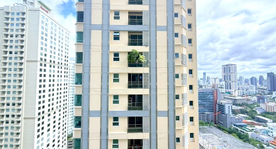 For rent 3 bedrooms condo in Khlong Toei, Bangkok