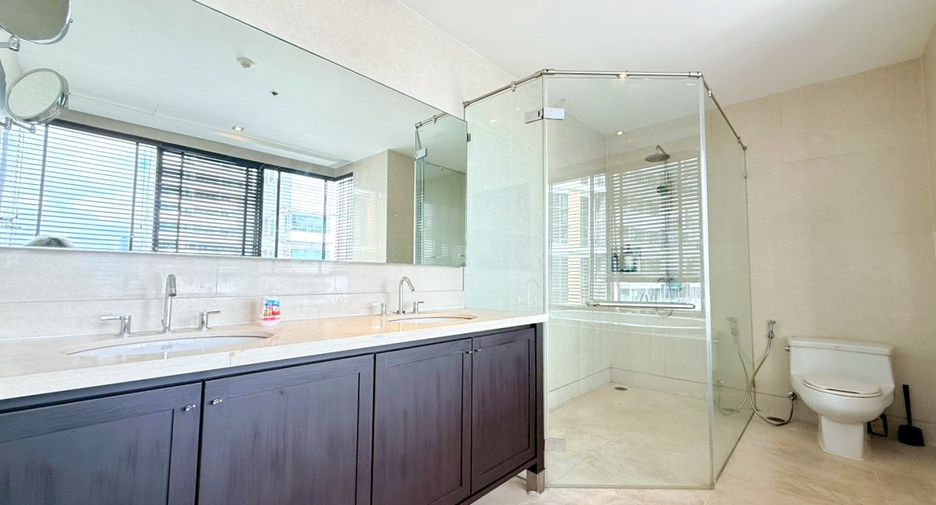For rent 3 bedrooms condo in Khlong Toei, Bangkok