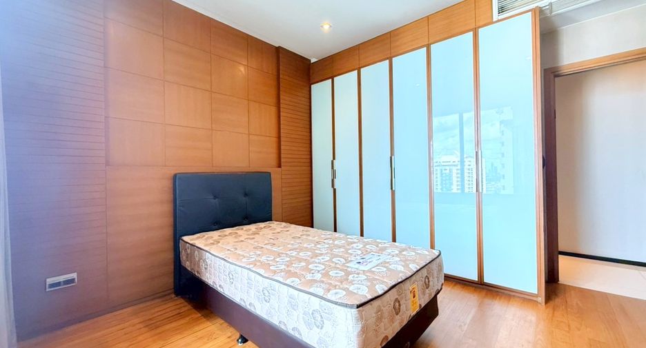 For rent 3 bedrooms condo in Khlong Toei, Bangkok