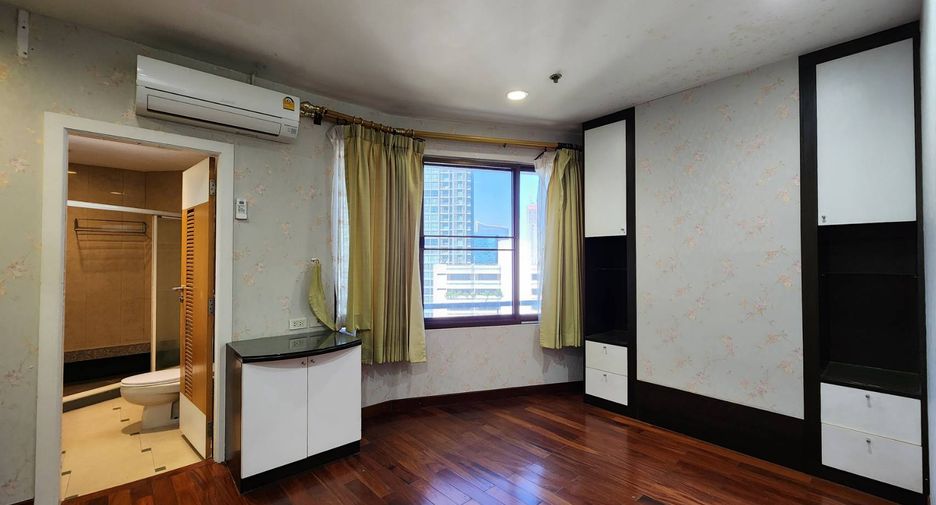 For rent 2 bedrooms condo in Watthana, Bangkok