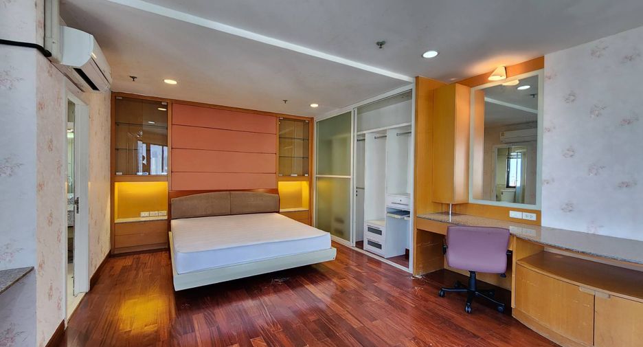 For rent 2 bedrooms condo in Watthana, Bangkok