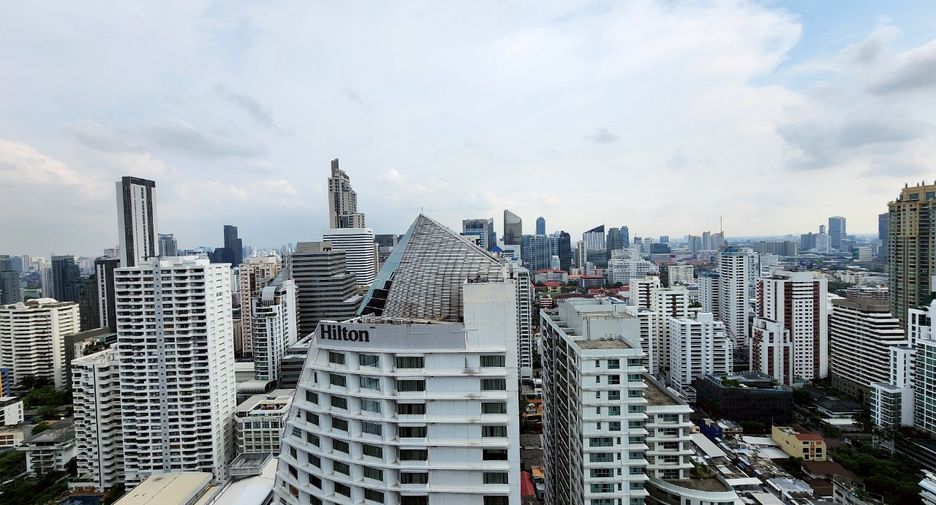 For rent 3 bedrooms condo in Khlong Toei, Bangkok