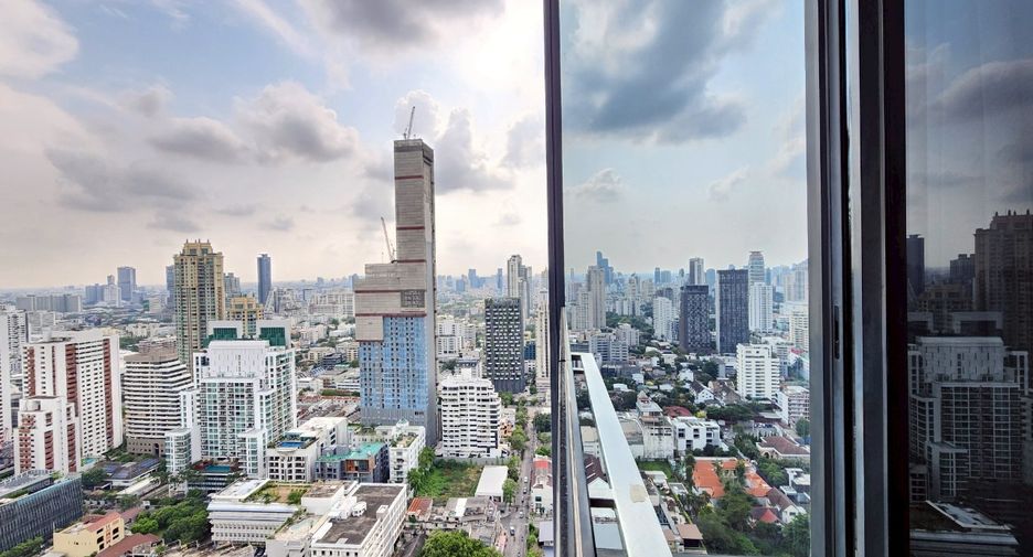 For rent 3 bedrooms condo in Khlong Toei, Bangkok